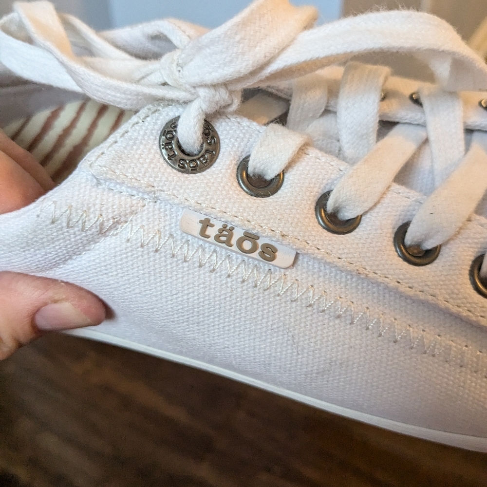 Taos Women's White Starburst Canvas Sneakers Size 7.5 - Picture 2 of 10